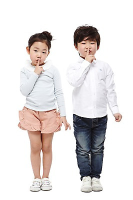 포토 JPG 스튜디오촬영 전신 라이프스타일 여자 남자 어린이라이프 어린이 모션 실내 서기 미소 웃음 누끼 사람 동양인 손짓 소녀 소년 두명 앞모습 친구 유치원 유치원생 한국인 비밀 쉿 조용 어린이만 국내포토 교육 뷰포인트 컨셉 관계 표정 인종 내부 생활 파일형식