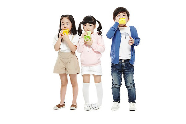 포토 JPG 스튜디오촬영 전신 라이프스타일 여자 남자 어린이라이프 어린이 놀이 실내 서기 들기 누끼 사람 동양인 소녀 소년 앞모습 세명 친구 장난감 놀이용품 유치원 유치원생 한국인 불기 호루라기 어린이만 국내포토 교육 뷰포인트 관계 모션 인종 내부 생활 오브젝트 파일형식