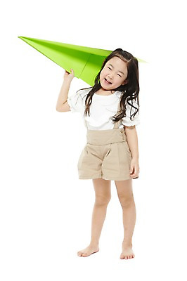 포토 JPG 스튜디오촬영 전신 라이프스타일 긴머리 응시 여자 어린이라이프 어린이 반바지 맨발 놀이 실내 한명 서기 미소 웃음 들기 누끼 사람 동양인 소녀 앞모습 장난감 놀이용품 유치원 유치원생 한국인 비행 멜빵바지 종이비행기 비행기놀이 여자만 여자한명만 어린이만 소녀만 소녀한명만 국내포토 1 헤어스타일 시선 교육 뷰포인트 바지 모션 발 표정 인종 내부 생활 멜빵 오브젝트 종이접기 파일형식