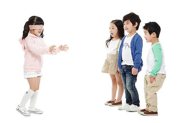 포토 JPG 스튜디오촬영 전신 라이프스타일 여자 남자 어린이라이프 어린이 놀이 실내 서기 미소 웃음 누끼 사람 동양인 소녀 소년 여러명 옆모습 친구 유치원 유치원생 한국인 눈가림 즐거움 눈가리개 술래 술래잡기 어린이만 국내포토 교육 감정 뷰포인트 다수 관계 모션 표정 인종 내부 생활 가림 파일형식