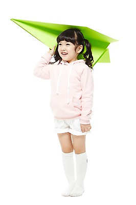포토 JPG 스튜디오촬영 전신 라이프스타일 응시 여자 어린이라이프 어린이 반바지 놀이 양갈래머리 실내 한명 서기 미소 웃음 들기 누끼 사람 동양인 소녀 앞모습 장난감 놀이용품 유치원 유치원생 한국인 비행 니삭스 종이비행기 비행기놀이 여자만 여자한명만 어린이만 소녀만 소녀한명만 국내포토 1 헤어스타일 시선 교육 뷰포인트 바지 모션 양말 표정 인종 내부 생활 오브젝트 종이접기 파일형식