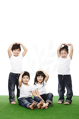 포토 JPG 스튜디오촬영 전신 나무 라이프스타일 여자 남자 어린이라이프 어린이 모션 맨발 놀이 실내 서기 미소 웃음 누끼 사람 앉기 동양인 손짓 소녀 소년 잔디 여러명 앞모습 친구 유치원 유치원생 한국인 반팔티셔츠 청바지 하트 어린이만 국내포토 모양 식물 교육 뷰포인트 다수 티셔츠 바지 관계 발 표정 인종 내부 생활 파일형식