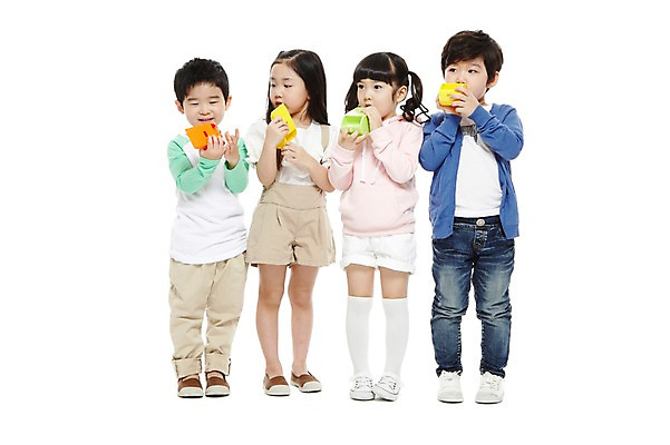 포토 JPG 스튜디오촬영 전신 라이프스타일 응시 여자 남자 어린이라이프 어린이 놀이 실내 서기 미소 웃음 들기 누끼 사람 동양인 소녀 소년 여러명 앞모습 친구 장난감 놀이용품 유치원 유치원생 한국인 불기 호루라기 어린이만 국내포토 시선 교육 뷰포인트 다수 관계 모션 표정 인종 내부 생활 오브젝트 파일형식