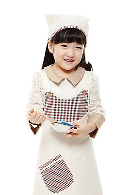 포토 JPG 스튜디오촬영 라이프스타일 접시 여자 어린이라이프 어린이 놀이 주방용품 실내 두건 요리 한명 서기 미소 웃음 들기 누끼 사람 동양인 소녀 앞모습 앞치마 유치원 유치원생 한국인 소꿉놀이 소꿉장난 여자만 여자한명만 어린이만 소녀만 소녀한명만 국내포토 1 식기 교육 뷰포인트 생활용품 모션 표정 인종 내부 생활 파일형식
