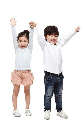 포토 JPG 스튜디오촬영 전신 라이프스타일 여자 남자 어린이라이프 어린이 포즈 모션 놀이 실내 서기 미소 웃음 누끼 사람 동양인 소녀 소년 두명 앞모습 친구 손들기 손잡기 유치원 유치원생 만세 한국인 어린이만 국내포토 교육 뷰포인트 관계 표정 인종 내부 생활 파일형식