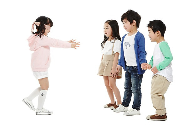 포토 JPG 스튜디오촬영 전신 라이프스타일 여자 남자 어린이라이프 어린이 놀이 실내 서기 미소 웃음 누끼 사람 동양인 소녀 소년 여러명 옆모습 친구 유치원 유치원생 한국인 눈가림 즐거움 눈가리개 술래 술래잡기 어린이만 국내포토 교육 감정 뷰포인트 다수 관계 모션 표정 인종 내부 생활 가림 파일형식