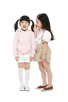 포토 JPG 스튜디오촬영 전신 라이프스타일 여자 어린이라이프 어린이 놀이 실내 서기 미소 웃음 누끼 사람 동양인 소녀 두명 앞모습 옆모습 친구 유치원 유치원생 한국인 비밀 귓속말 여자만 어린이만 소녀만 국내포토 교육 뷰포인트 컨셉 관계 모션 표정 인종 내부 생활 파일형식