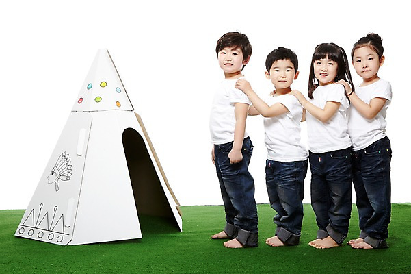 포토 JPG 스튜디오촬영 전신 라이프스타일 여자 남자 어린이라이프 어린이 맨발 놀이 실내 서기 미소 웃음 누끼 사람 동양인 소녀 소년 잔디 여러명 옆모습 유치원 유치원생 한국인 반팔티셔츠 청바지 인디언집 줄서기 어린이만 국내포토 식물 교육 뷰포인트 다수 티셔츠 바지 모션 발 표정 인종 내부 생활 파일형식