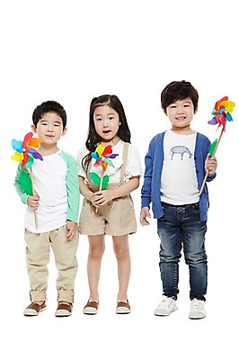 포토 JPG 스튜디오촬영 전신 라이프스타일 여자 남자 어린이라이프 어린이 놀이 실내 서기 미소 웃음 들기 누끼 사람 동양인 소녀 소년 앞모습 세명 친구 장난감 놀이용품 유치원 유치원생 한국인 바람개비 어린이만 국내포토 교육 뷰포인트 관계 모션 표정 인종 내부 생활 오브젝트 파일형식