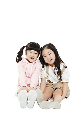 포토 JPG 스튜디오촬영 전신 라이프스타일 여자 어린이라이프 어린이 놀이 실내 미소 웃음 누끼 사람 앉기 동양인 소녀 두명 앞모습 친구 유치원 유치원생 한국인 여자만 어린이만 소녀만 국내포토 교육 뷰포인트 관계 모션 표정 인종 내부 생활 파일형식