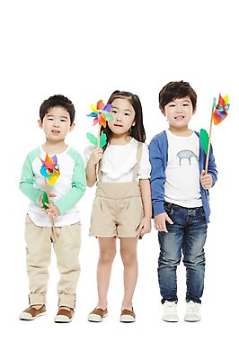 포토 JPG 스튜디오촬영 전신 라이프스타일 여자 남자 어린이라이프 어린이 놀이 실내 서기 미소 웃음 들기 누끼 사람 동양인 소녀 소년 앞모습 세명 친구 장난감 놀이용품 유치원 유치원생 한국인 바람개비 어린이만 국내포토 교육 뷰포인트 관계 모션 표정 인종 내부 생활 오브젝트 파일형식