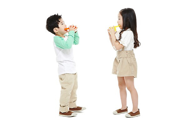 포토 JPG 스튜디오촬영 전신 라이프스타일 여자 남자 어린이라이프 어린이 놀이 실내 서기 들기 누끼 사람 동양인 소녀 소년 두명 옆모습 친구 장난감 놀이용품 마주보기 유치원 유치원생 한국인 불기 호루라기 어린이만 국내포토 교육 뷰포인트 관계 모션 인종 내부 생활 오브젝트 파일형식