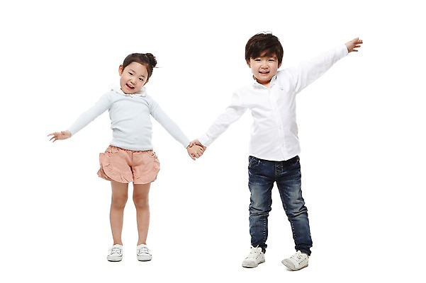 포토 JPG 스튜디오촬영 전신 라이프스타일 여자 남자 어린이라이프 어린이 포즈 모션 놀이 팔벌리기 실내 서기 미소 웃음 누끼 사람 동양인 소녀 소년 두명 앞모습 친구 손잡기 유치원 유치원생 한국인 어린이만 국내포토 교육 뷰포인트 관계 표정 인종 내부 생활 파일형식