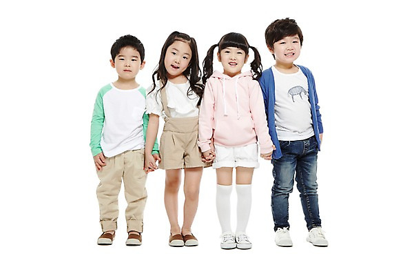 포토 JPG 스튜디오촬영 전신 라이프스타일 여자 남자 어린이라이프 어린이 놀이 실내 서기 미소 웃음 누끼 사람 동양인 소녀 소년 여러명 앞모습 친구 손잡기 유치원 유치원생 한국인 어린이만 국내포토 교육 뷰포인트 다수 관계 모션 표정 인종 내부 생활 파일형식