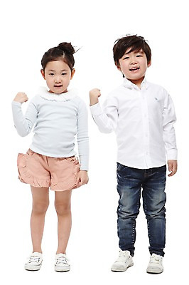 포토 JPG 스튜디오촬영 전신 라이프스타일 여자 남자 어린이라이프 어린이 모션 실내 서기 미소 웃음 누끼 사람 동양인 손짓 소녀 소년 두명 앞모습 친구 파이팅 주먹 유치원 유치원생 한국인 어린이만 국내포토 교육 뷰포인트 관계 표정 인종 내부 생활 파일형식