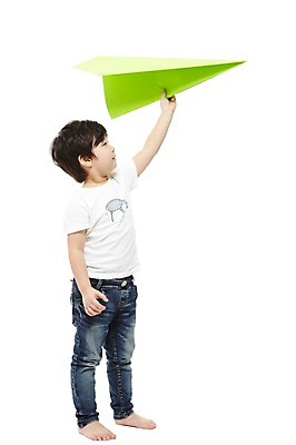 포토 JPG 스튜디오촬영 전신 라이프스타일 남자 어린이라이프 어린이 맨발 놀이 실내 한명 서기 들기 누끼 사람 동양인 소년 옆모습 장난감 놀이용품 유치원 유치원생 한국인 반팔티셔츠 청바지 비행 종이비행기 비행기놀이 남자만 남자한명만 어린이만 소년만 소년한명만 국내포토 1 교육 뷰포인트 티셔츠 바지 모션 발 인종 내부 생활 오브젝트 종이접기 파일형식