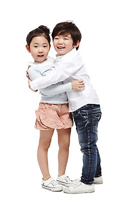 포토 JPG 스튜디오촬영 전신 라이프스타일 여자 남자 어린이라이프 어린이 안기 포옹 실내 서기 미소 웃음 누끼 사람 동양인 소녀 소년 두명 옆모습 친구 유치원 유치원생 한국인 어린이만 국내포토 교육 뷰포인트 관계 모션 표정 인종 내부 생활 파일형식