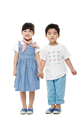 포토 JPG 스튜디오촬영 전신 라이프스타일 여자 남자 어린이라이프 어린이 실내 서기 미소 웃음 누끼 사람 동양인 소녀 소년 두명 앞모습 친구 손잡기 유치원 유치원생 한국인 어린이만 국내포토 교육 뷰포인트 관계 모션 표정 인종 내부 생활 파일형식