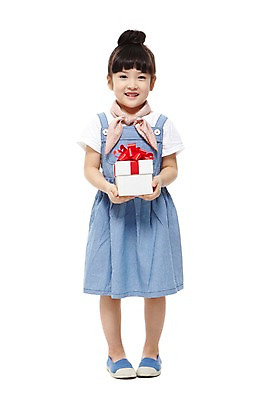 포토 JPG 스튜디오촬영 전신 라이프스타일 원피스 여자 어린이라이프 어린이 실내 선물 한명 서기 미소 웃음 들기 누끼 사람 동양인 소녀 앞모습 선물상자 치마 상자 유치원 유치원생 한국인 여자만 여자한명만 어린이만 소녀만 소녀한명만 국내포토 1 옷 교육 뷰포인트 모션 하의 표정 인종 내부 생활 파일형식