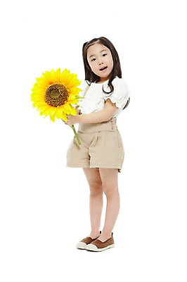 포토 JPG 스튜디오촬영 전신 식물 라이프스타일 긴머리 여자 꽃 어린이라이프 어린이 한송이 반바지 해바라기 실내 한명 서기 들기 누끼 사람 동양인 소녀 앞모습 유치원 유치원생 한국인 멜빵바지 여자만 여자한명만 어린이만 소녀만 소녀한명만 국내포토 1 헤어스타일 교육 뷰포인트 바지 모션 인종 내부 생활 멜빵 송이 파일형식