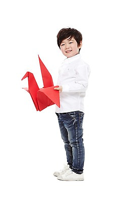 포토 JPG 스튜디오촬영 전신 라이프스타일 남자 어린이라이프 어린이 실내 한명 서기 미소 웃음 들기 누끼 사람 동양인 소년 옆모습 유치원 유치원생 한국인 종이접기 종이학 남자만 남자한명만 어린이만 소년만 소년한명만 국내포토 1 교육 종이 뷰포인트 모션 표정 인종 내부 생활 접기 파일형식