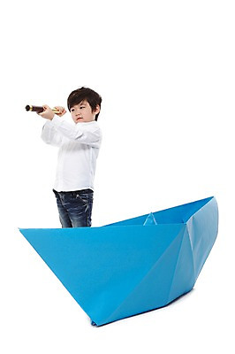 포토 JPG 스튜디오촬영 라이프스타일 응시 남자 어린이라이프 어린이 실내 한명 서기 들기 누끼 사람 동양인 소년 앞모습 유치원 유치원생 한국인 관찰 종이배 선박 남자만 남자한명만 어린이만 소년만 소년한명만 국내포토 1 시선 교육 뷰포인트 수상교통 모션 인종 내부 생활 종이접기 파일형식