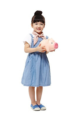 포토 JPG 스튜디오촬영 전신 라이프스타일 원피스 여자 어린이라이프 어린이 실내 한명 서기 미소 웃음 들기 누끼 사람 동양인 소녀 앞모습 금융 치마 유치원 유치원생 저축 한국인 돼지저금통 저금통 절약 여자만 여자한명만 어린이만 소녀만 소녀한명만 국내포토 1 옷 교육 뷰포인트 컨셉 모션 하의 표정 인종 내부 생활 경제 파일형식
