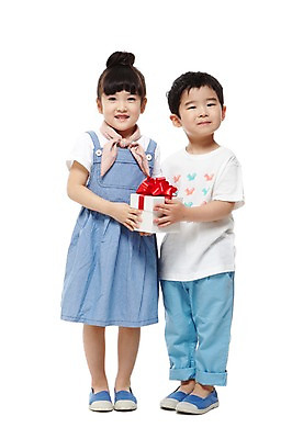 포토 JPG 스튜디오촬영 전신 라이프스타일 여자 남자 어린이라이프 어린이 포즈 실내 선물 서기 미소 웃음 들기 누끼 사람 동양인 소녀 소년 두명 앞모습 친구 선물상자 상자 유치원 유치원생 한국인 어린이만 국내포토 교육 뷰포인트 관계 모션 표정 인종 내부 생활 파일형식