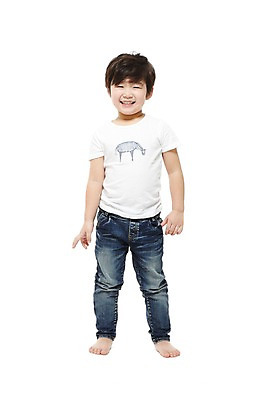 포토 JPG 스튜디오촬영 전신 라이프스타일 남자 어린이라이프 어린이 맨발 실내 한명 서기 미소 웃음 누끼 사람 동양인 소년 앞모습 유치원 유치원생 한국인 반팔티셔츠 청바지 남자만 남자한명만 어린이만 소년만 소년한명만 국내포토 1 교육 뷰포인트 티셔츠 바지 모션 발 표정 인종 내부 생활 파일형식