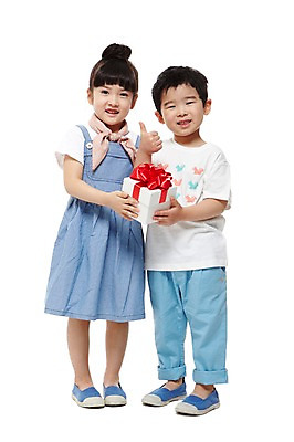 포토 JPG 스튜디오촬영 전신 라이프스타일 여자 남자 어린이라이프 어린이 포즈 실내 선물 서기 미소 웃음 들기 누끼 사람 동양인 손짓 소녀 소년 두명 앞모습 친구 선물상자 상자 유치원 유치원생 한국인 최고 만족 어린이만 국내포토 교육 감정 뷰포인트 관계 모션 표정 인종 내부 생활 파일형식