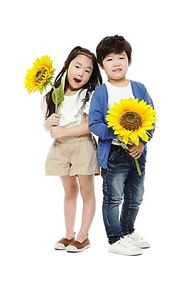 포토 JPG 스튜디오촬영 전신 식물 라이프스타일 여자 남자 꽃 어린이라이프 어린이 포즈 해바라기 실내 서기 미소 웃음 들기 누끼 사람 동양인 소녀 소년 두명 앞모습 친구 유치원 유치원생 한국인 두송이 어린이만 국내포토 교육 뷰포인트 2 관계 모션 표정 인종 내부 생활 파일형식