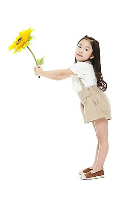 포토 JPG 스튜디오촬영 전신 식물 라이프스타일 긴머리 여자 꽃 어린이라이프 어린이 포즈 한송이 반바지 해바라기 실내 한명 서기 들기 누끼 사람 동양인 소녀 옆모습 유치원 유치원생 한국인 멜빵바지 여자만 여자한명만 어린이만 소녀만 소녀한명만 국내포토 1 헤어스타일 교육 뷰포인트 바지 모션 인종 내부 생활 멜빵 송이 파일형식