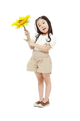 포토 JPG 스튜디오촬영 전신 식물 라이프스타일 긴머리 여자 꽃 어린이라이프 어린이 한송이 반바지 해바라기 실내 한명 서기 들기 누끼 사람 동양인 소녀 앞모습 유치원 유치원생 한국인 멜빵바지 여자만 여자한명만 어린이만 소녀만 소녀한명만 국내포토 1 헤어스타일 교육 뷰포인트 바지 모션 인종 내부 생활 멜빵 송이 파일형식