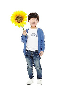 포토 JPG 스튜디오촬영 전신 식물 라이프스타일 남자 꽃 어린이라이프 어린이 한송이 해바라기 실내 한명 서기 미소 웃음 들기 누끼 사람 동양인 소년 앞모습 유치원 유치원생 한국인 남자만 남자한명만 어린이만 소년만 소년한명만 국내포토 1 교육 뷰포인트 모션 표정 인종 내부 생활 송이 파일형식