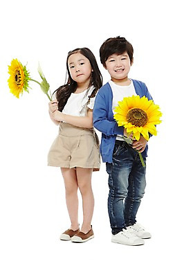 포토 JPG 스튜디오촬영 전신 식물 라이프스타일 여자 남자 꽃 어린이라이프 어린이 포즈 해바라기 실내 서기 미소 웃음 들기 누끼 사람 동양인 소녀 소년 두명 앞모습 친구 유치원 유치원생 한국인 두송이 어린이만 국내포토 교육 뷰포인트 2 관계 모션 표정 인종 내부 생활 파일형식