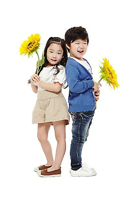 포토 JPG 스튜디오촬영 전신 식물 라이프스타일 여자 남자 꽃 어린이라이프 어린이 포즈 해바라기 실내 서기 미소 웃음 들기 누끼 사람 동양인 소녀 소년 두명 옆모습 친구 유치원 유치원생 한국인 등맞대기 두송이 어린이만 국내포토 교육 뷰포인트 2 관계 모션 표정 인종 내부 생활 파일형식