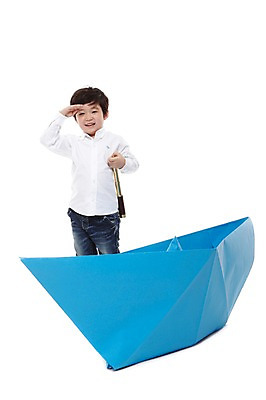 포토 JPG 스튜디오촬영 라이프스타일 응시 남자 어린이라이프 어린이 모션 실내 한명 서기 미소 웃음 들기 누끼 사람 동양인 손짓 소년 앞모습 유치원 유치원생 한국인 관찰 종이배 선박 남자만 남자한명만 어린이만 소년만 소년한명만 국내포토 1 시선 교육 뷰포인트 수상교통 표정 인종 내부 생활 종이접기 파일형식