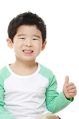 포토 JPG 스튜디오촬영 라이프스타일 남자 어린이라이프 어린이 모션 실내 한명 미소 웃음 누끼 사람 동양인 손짓 소년 상반신 앞모습 유치원 유치원생 한국인 최고 만족 남자만 남자한명만 어린이만 소년만 소년한명만 국내포토 1 교육 감정 뷰포인트 표정 인종 내부 생활 파일형식
