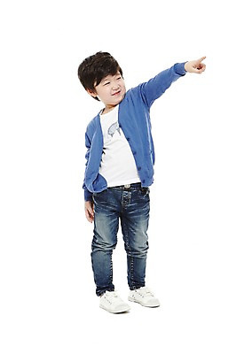 포토 JPG 스튜디오촬영 전신 라이프스타일 응시 남자 어린이라이프 어린이 모션 실내 한명 서기 미소 웃음 누끼 사람 동양인 손짓 소년 앞모습 유치원 유치원생 한국인 가리킴 지시 남자만 남자한명만 어린이만 소년만 소년한명만 국내포토 1 시선 교육 뷰포인트 표정 인종 내부 생활 파일형식