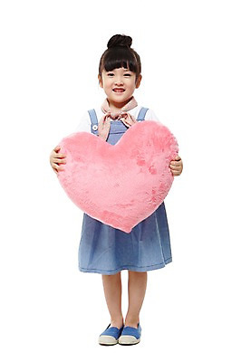 포토 JPG 스튜디오촬영 전신 라이프스타일 원피스 여자 어린이라이프 어린이 쿠션 실내 선물 한명 서기 미소 웃음 들기 누끼 사람 동양인 소녀 앞모습 치마 유치원 유치원생 한국인 하트 하트쿠션 여자만 여자한명만 어린이만 소녀만 소녀한명만 국내포토 모양 1 옷 교육 뷰포인트 모션 하의 표정 인종 내부 생활 파일형식