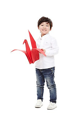 포토 JPG 스튜디오촬영 전신 라이프스타일 남자 어린이라이프 어린이 실내 한명 서기 미소 웃음 들기 누끼 사람 동양인 소년 앞모습 유치원 유치원생 한국인 종이접기 종이학 남자만 남자한명만 어린이만 소년만 소년한명만 국내포토 1 교육 종이 뷰포인트 모션 표정 인종 내부 생활 접기 파일형식