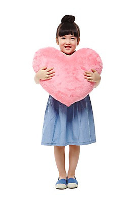 포토 JPG 스튜디오촬영 전신 라이프스타일 원피스 여자 어린이라이프 어린이 쿠션 실내 선물 한명 서기 미소 웃음 들기 누끼 사람 동양인 소녀 앞모습 치마 유치원 유치원생 한국인 하트 하트쿠션 여자만 여자한명만 어린이만 소녀만 소녀한명만 국내포토 모양 1 옷 교육 뷰포인트 모션 하의 표정 인종 내부 생활 파일형식