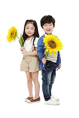 포토 JPG 스튜디오촬영 전신 식물 라이프스타일 여자 남자 꽃 어린이라이프 어린이 포즈 해바라기 실내 서기 미소 웃음 들기 누끼 사람 동양인 소녀 소년 두명 옆모습 친구 유치원 유치원생 한국인 등맞대기 두송이 어린이만 국내포토 교육 뷰포인트 2 관계 모션 표정 인종 내부 생활 파일형식