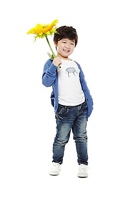 포토 JPG 스튜디오촬영 전신 식물 라이프스타일 남자 꽃 어린이라이프 어린이 한송이 해바라기 실내 한명 서기 미소 웃음 들기 누끼 사람 동양인 소년 앞모습 유치원 유치원생 한국인 남자만 남자한명만 어린이만 소년만 소년한명만 국내포토 1 교육 뷰포인트 모션 표정 인종 내부 생활 송이 파일형식