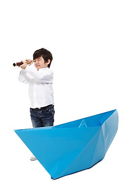 포토 JPG 스튜디오촬영 라이프스타일 응시 남자 어린이라이프 어린이 실내 한명 서기 들기 누끼 사람 동양인 소년 앞모습 유치원 유치원생 한국인 관찰 종이배 선박 남자만 남자한명만 어린이만 소년만 소년한명만 국내포토 1 시선 교육 뷰포인트 수상교통 모션 인종 내부 생활 종이접기 파일형식