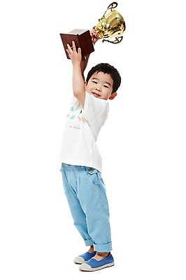 포토 JPG 스튜디오촬영 전신 라이프스타일 남자 어린이라이프 어린이 실내 한명 서기 미소 웃음 들기 누끼 사람 동양인 소년 옆모습 유치원 유치원생 한국인 우승 상 상패 트로피 남자만 남자한명만 어린이만 소년만 소년한명만 국내포토 1 교육 뷰포인트 모션 표정 인종 내부 생활 최고 상_우승 파일형식