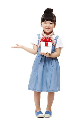포토 JPG 스튜디오촬영 전신 라이프스타일 원피스 여자 어린이라이프 어린이 실내 선물 한명 서기 미소 웃음 들기 누끼 사람 동양인 손짓 소녀 앞모습 선물상자 치마 상자 유치원 유치원생 한국인 여자만 여자한명만 어린이만 소녀만 소녀한명만 국내포토 1 옷 교육 뷰포인트 모션 하의 표정 인종 내부 생활 파일형식