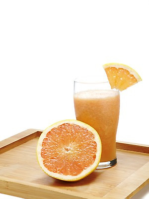 포토 JPG 스튜디오촬영 접시 음료 음식 조각 잎 과일 단면 잔 실내 누끼 사람없음 목재 장식 컵 주스 과일주스 즙 자몽 과즙 나무접시 국내포토 나무 식물 식기 재료 내부 파일형식