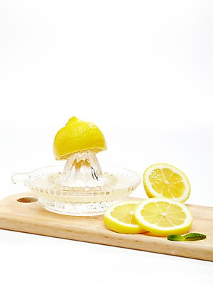 포토 JPG 스튜디오촬영 음료 음식 조각 과일 단면 도마 실내 사람없음 주스 과일주스 즙 레몬 슬라이스 과즙 과즙기 레몬즙 국내포토 주방용품 내부 파일형식