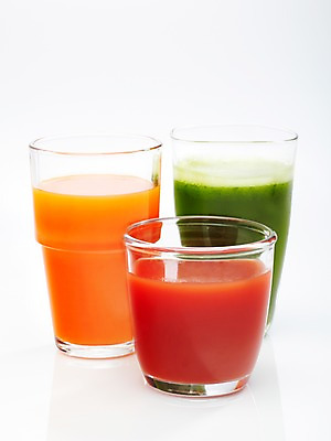 포토 JPG 스튜디오촬영 음료 음식 컬러 토마토 채소 잔 실내 누끼 사람없음 컵 빨간색 초록색 주황색 주스 당근 야채주스 즙 샐러리 당근주스 야채즙 채소즙 토마토주스 국내포토 식기 뿌리채소 내부 파일형식